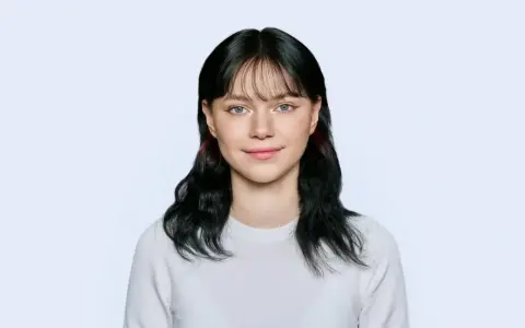 Dziewczyna w białym swetrze, idealna stylizacja, jak trzeba być ubranym do zdjęcia do dowodu.