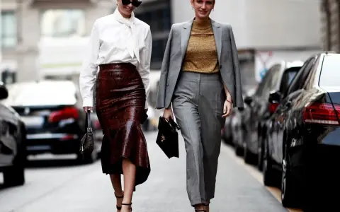 Eleganckie stylizacje na 21 stopni: biała koszula i spódnica wężowa lub złoty top i szary garnitur.