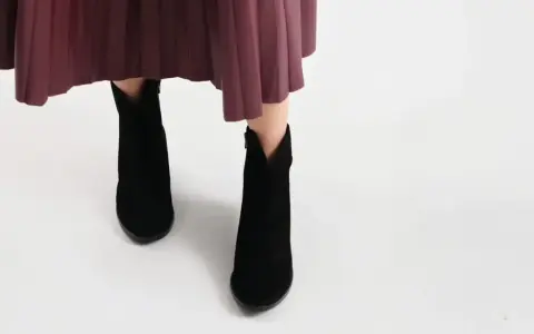 Jakie buty do spódnicy za kolano? Odkryj idealne stylizacje na każdą okazję