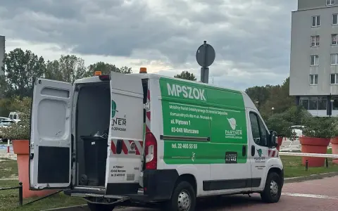 Mobilny punkt selektywnego zbierania odpadów w Warszawie. Tutaj dowiesz się, gdzie można oddać ubrania.