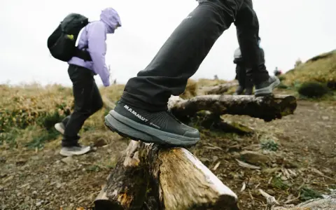 Jesienne buty w góry: turysta w butach Mammut Gore-Tex pokonuje przeszkody na szlaku.