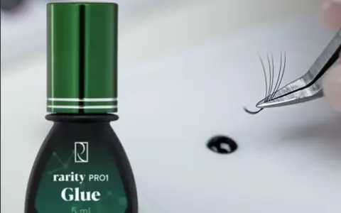 Klej do rzęs – najważniejszy produkt w salonie. Jak dobrać idealny?