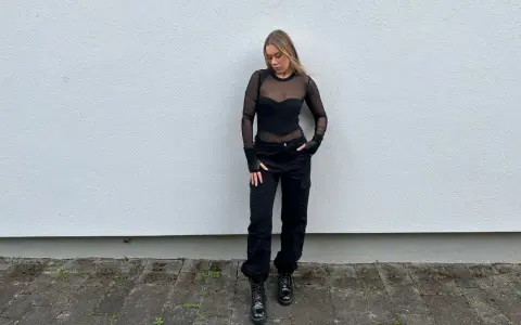 Stylizacja na koncert przy świecach: czarny, prześwitujący top, bojówki i ciężkie buty.