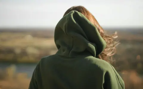 Ile waży bluza? Sprawdź, co wpływa na jej wagę i komfort