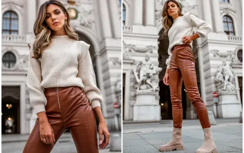 Elegancka stylizacja: co ubrać do skórzanych spodni? Beżowy sweter i brązowe spodnie z imitacji skóry, botki na grubej podeszwie.