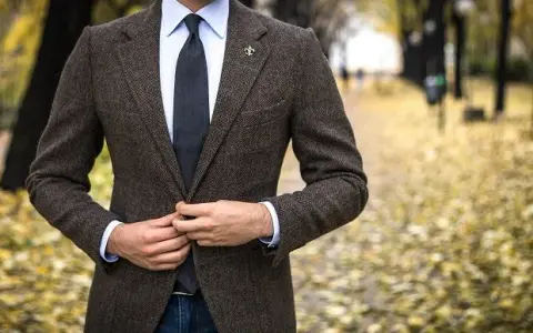 Jakie są modne krawaty – najnowsze trendy, kolory i wzory, które zachwycą