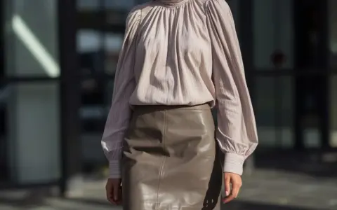 Jaką bluzkę do brązowej spódnicy wybrać, aby wyglądać stylowo?