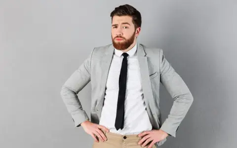 Jaką koszulę do szarego garnituru wybrać, aby wyglądać świetnie?