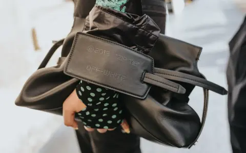 Czarna torba z metką OFF-WHITE™ "ZIP TIE" 2018. Ta marka to symbol luksusu i streetwearu.