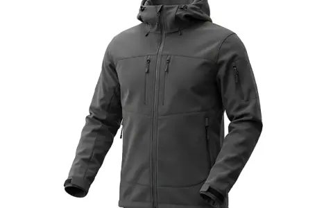 Szara kurtka softshell z kapturem i licznymi kieszeniami. Dowiedz się, jak prać softshell, by zachował swoje właściwości.
