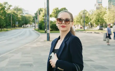 Jaką bluzkę do granatowej marynarki wybrać, aby wyglądać świetnie?