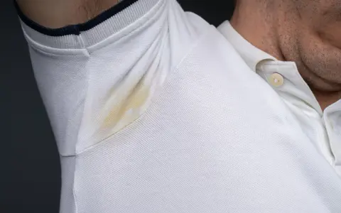 Żółte plamy pod pachami na białej bluzce polo. Dowiedz się, jak sprać żółte plamy z białej bluzki, aby znów wyglądała jak nowa.