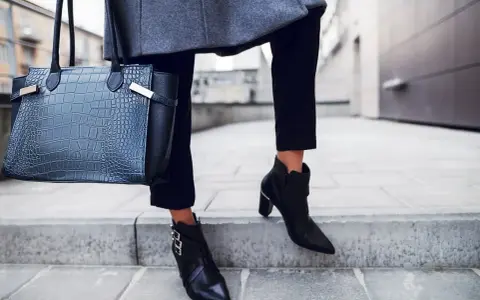 Elegancka stylizacja z czarną torebką i butami z czubkiem, które udowadniają, że są modne.