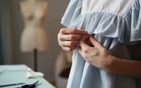 Jak poszerzyć bluzkę pod pachami i uniknąć nieudanych przeróbek