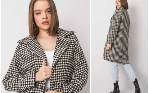 Kobieta w płaszczu w pepitkę. Czy pepitka pogrubia? Ten klasyczny wzór dodaje elegancji, a nie objętości.