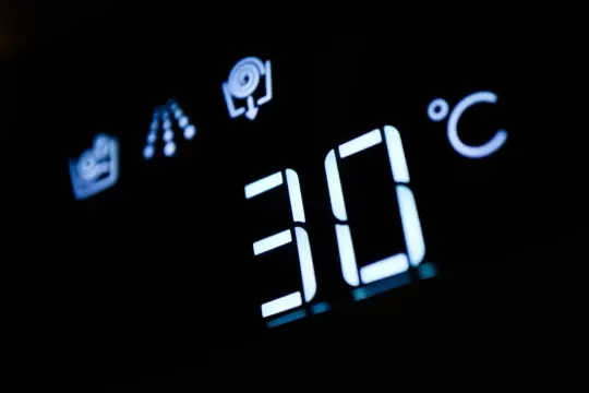 Wyświetlacz pokazuje 30°C. To dobra temperatura, w ilu stopniach prać ubrania, by były czyste i nie zniszczone.