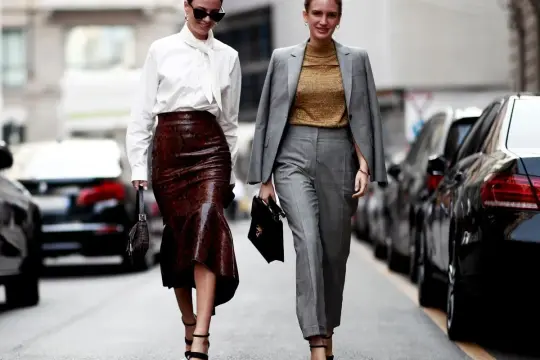 Eleganckie stylizacje na 21 stopni: biała koszula i spódnica wężowa lub złoty top i szary garnitur.
