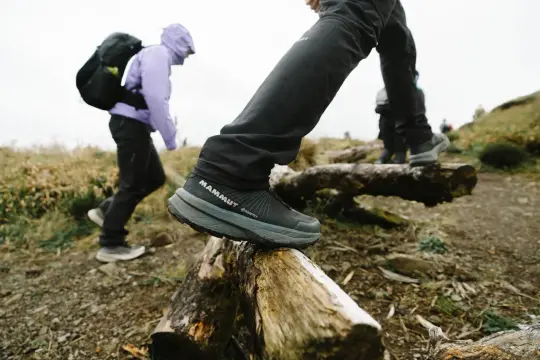 Jesienne buty w góry: turysta w butach Mammut Gore-Tex pokonuje przeszkody na szlaku.