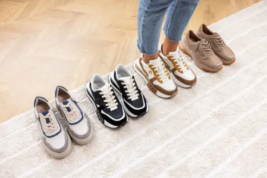 Wybierasz jakie buty na siłownię damskie? Zobacz stylowe sneakersy w różnych kolorach: beżowe, biało-brązowe, czarne i szaro-niebieskie.