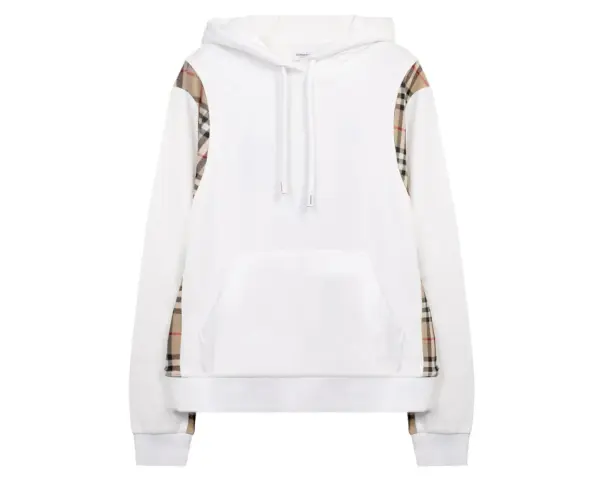 Biała bluza z kapturem Burberry z charakterystycznym wzorem w kratę na rękawach.
