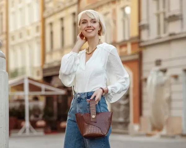 Jakie bluzki do dużego biustu? Odkryj fasony, które wysmuklają sylwetkę