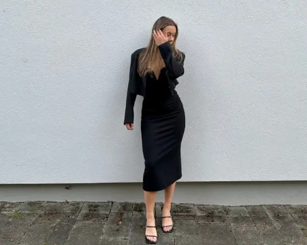 Elegancka czarna sukienka i marynarka to idealna odpowiedź na pytanie, jak się ubrać na koncert wiedeński.
