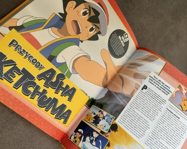 Ash Ketchum i Pikachu z serii Pokémon na tle okładki magazynu, nawiązującej do stylu adidas x pokemon.
