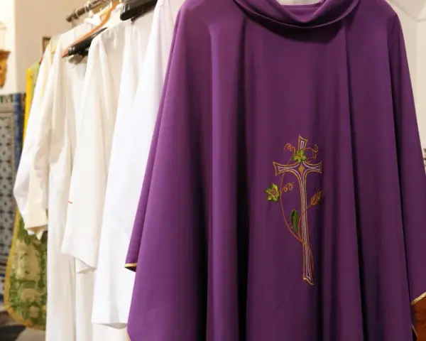 Ubranie księdza jak się nazywa – poznaj tajemnice szat liturgicznych