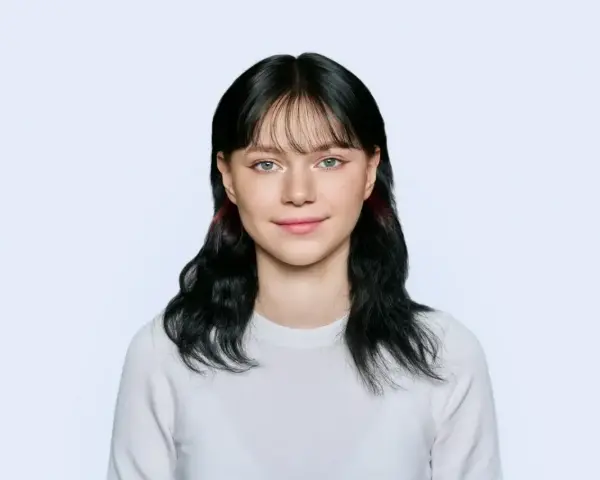 Dziewczyna w białym swetrze, idealna stylizacja, jak trzeba być ubranym do zdjęcia do dowodu.