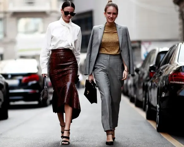 Eleganckie stylizacje na 21 stopni: biała koszula i spódnica wężowa lub złoty top i szary garnitur.