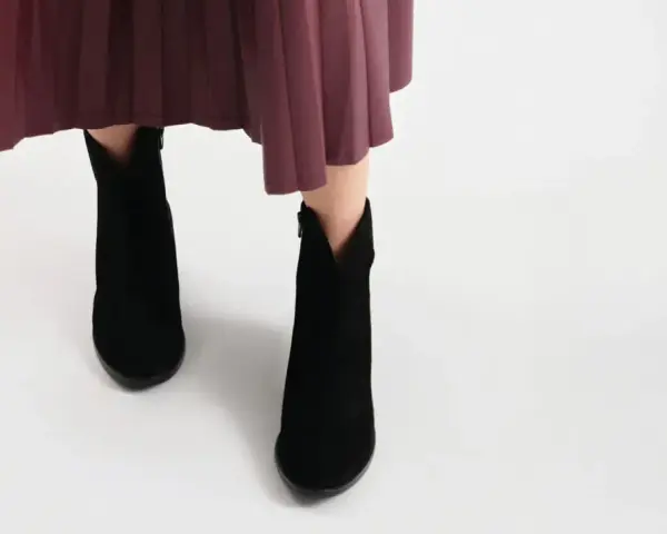 Jakie buty do spódnicy za kolano? Odkryj idealne stylizacje na każdą okazję