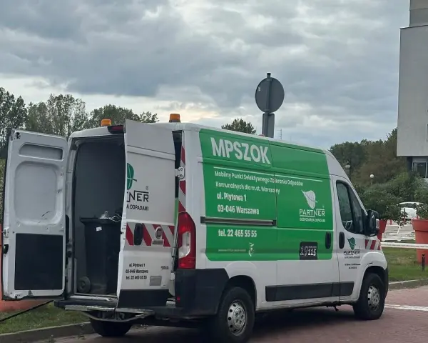 Mobilny punkt selektywnego zbierania odpadów w Warszawie. Tutaj dowiesz się, gdzie można oddać ubrania.
