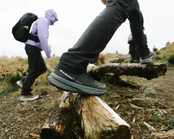 Jesienne buty w góry: turysta w butach Mammut Gore-Tex pokonuje przeszkody na szlaku.