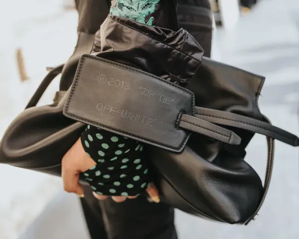 Czarna torba z metką OFF-WHITE™ "ZIP TIE" 2018. Ta marka to symbol luksusu i streetwearu.