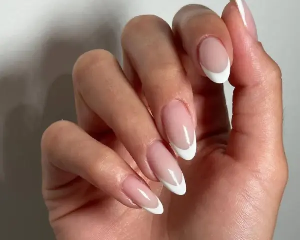 Dłonie z klasycznym french manicure. Czy french jest jeszcze modny? Zdecydowanie tak, wygląda elegancko i ponadczasowo.
