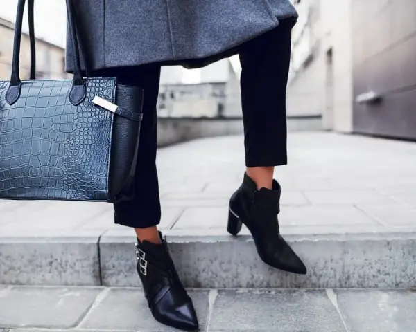 Elegancka stylizacja z czarną torebką i butami z czubkiem, które udowadniają, że są modne.