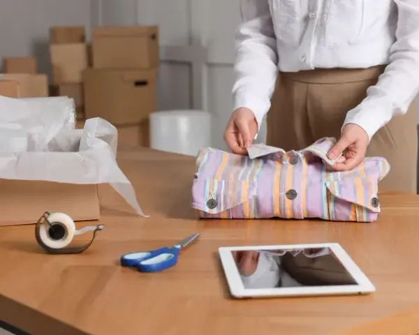 Jak zapakować bluzkę w papier ozdobny - proste i efektowne techniki
