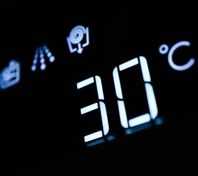Wyświetlacz pokazuje 30°C. To dobra temperatura, w ilu stopniach prać ubrania, by były czyste i nie zniszczone.