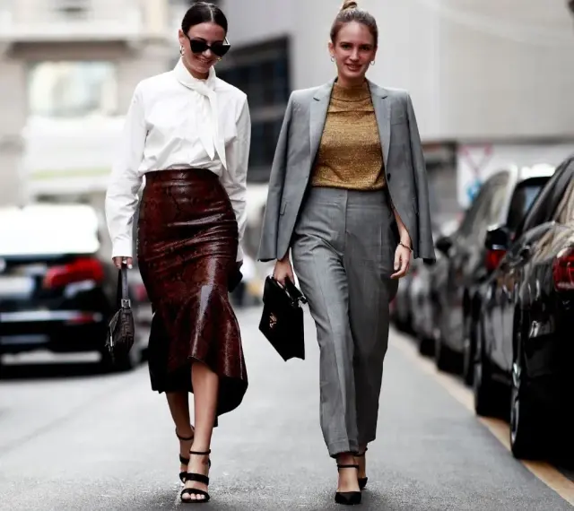 Eleganckie stylizacje na 21 stopni: biała koszula i spódnica wężowa lub złoty top i szary garnitur.