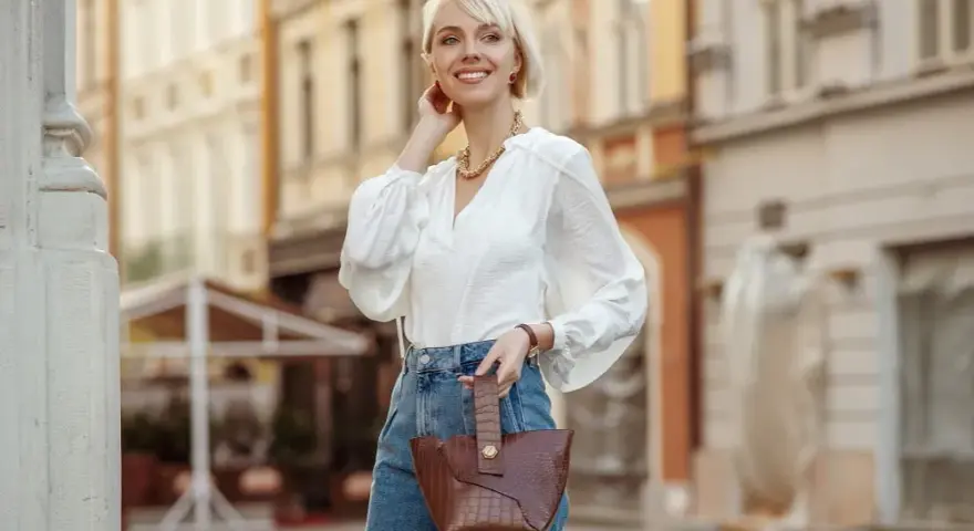 Jakie bluzki do dużego biustu? Odkryj fasony, które wysmuklają sylwetkę
