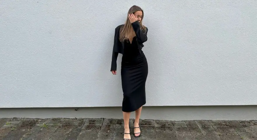 Elegancka czarna sukienka i marynarka to idealna odpowiedź na pytanie, jak się ubrać na koncert wiedeński.