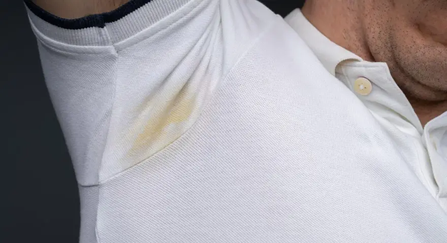 Żółte plamy pod pachami na białej bluzce polo. Dowiedz się, jak sprać żółte plamy z białej bluzki, aby znów wyglądała jak nowa.