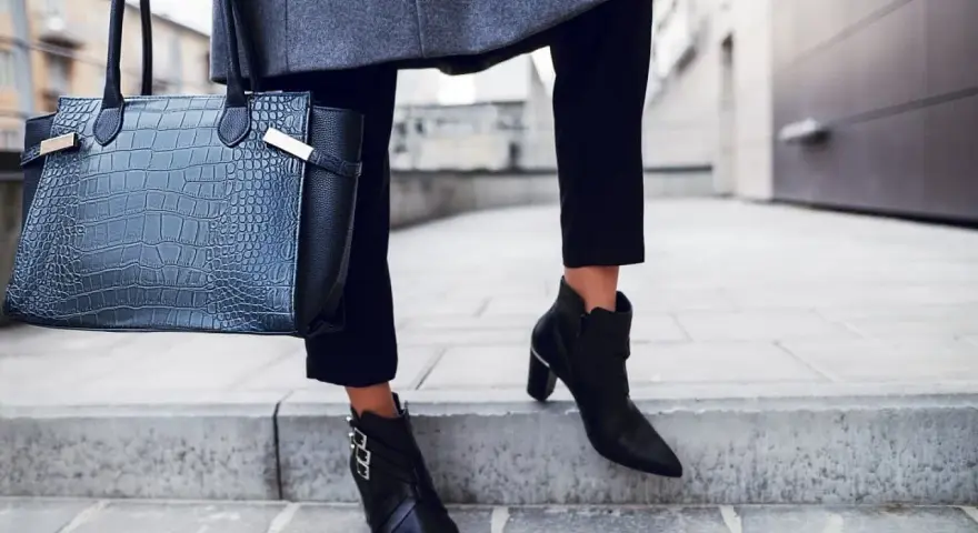 Elegancka stylizacja z czarną torebką i butami z czubkiem, które udowadniają, że są modne.