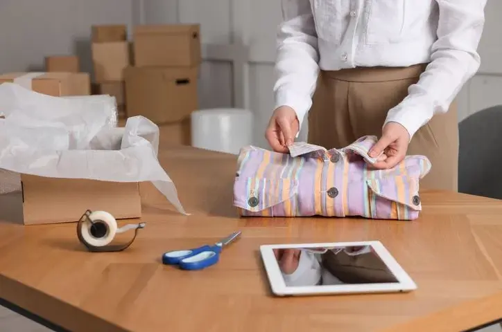 Jak zapakować bluzkę w papier ozdobny - proste i efektowne techniki