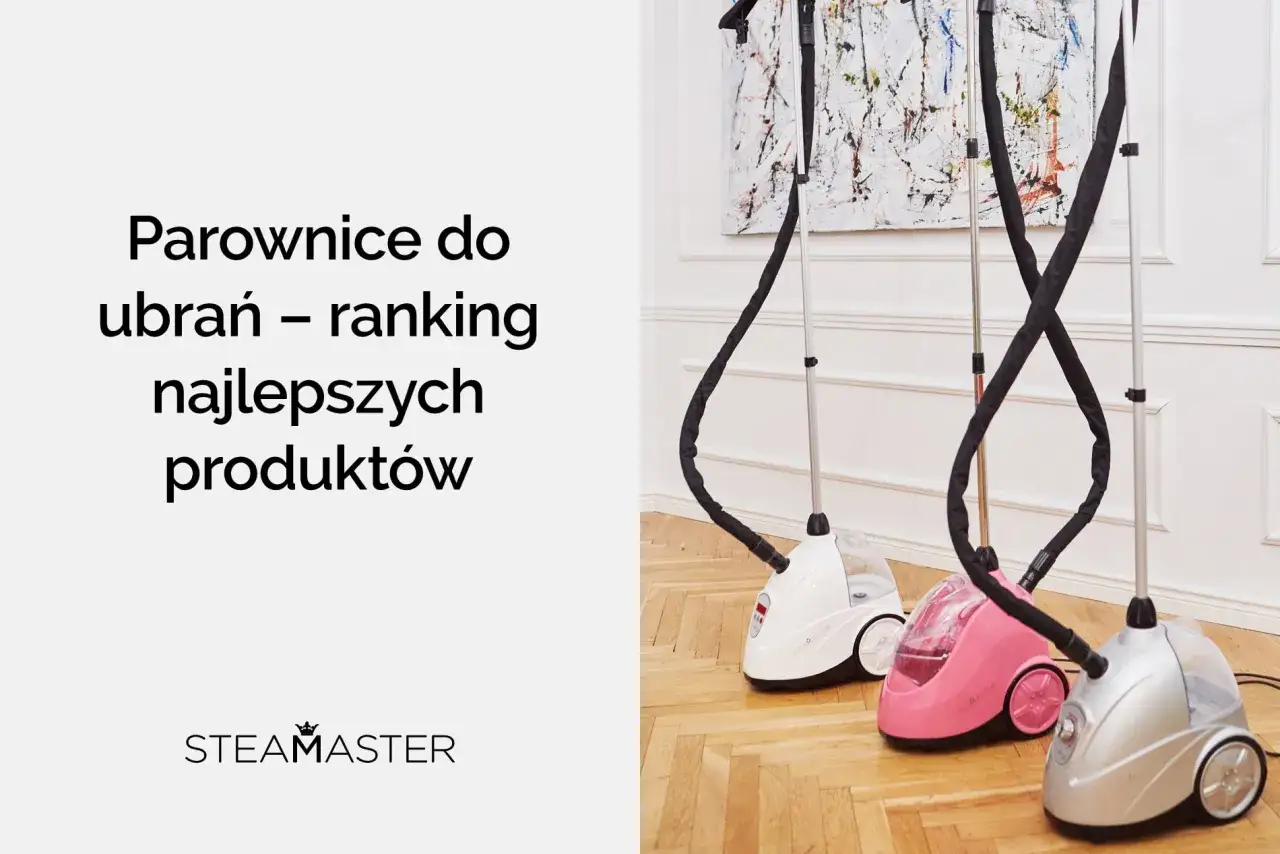 Jaka parownica do ubrań najlepsza? Trzy modele Steamaster w białym, różowym i srebrnym kolorze stoją na drewnianej podłodze.
