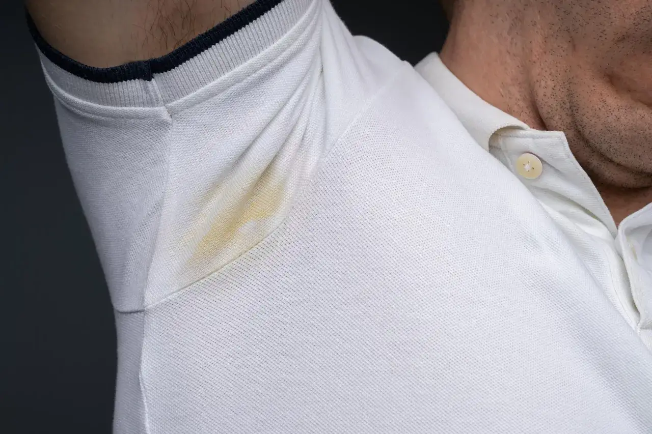 Żółte plamy pod pachami na białej bluzce polo. Dowiedz się, jak sprać żółte plamy z białej bluzki, by znów wyglądała jak nowa.