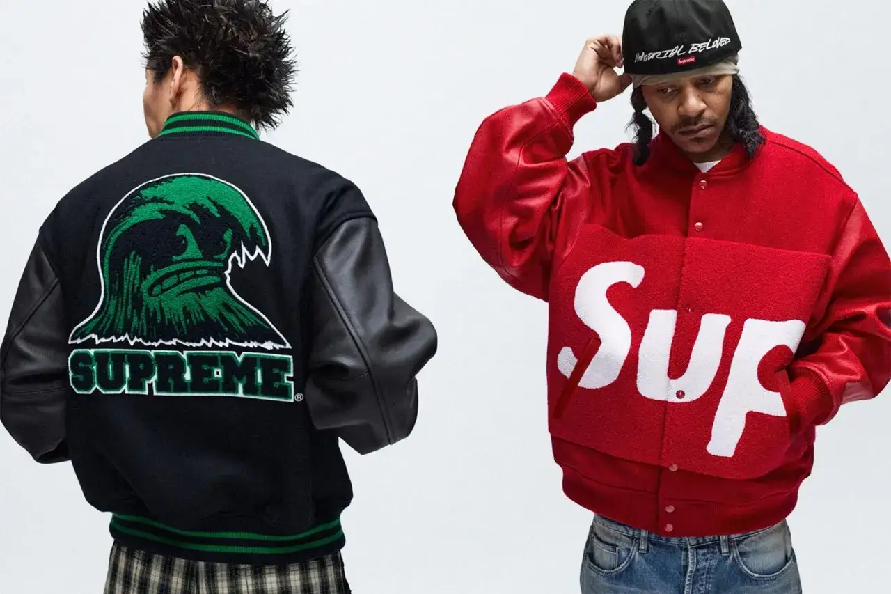 Dwóch mężczyzn w kurtkach Supreme. Jedna czarna z zieloną falą, druga czerwona z logo. Supreme to marka streetwear.