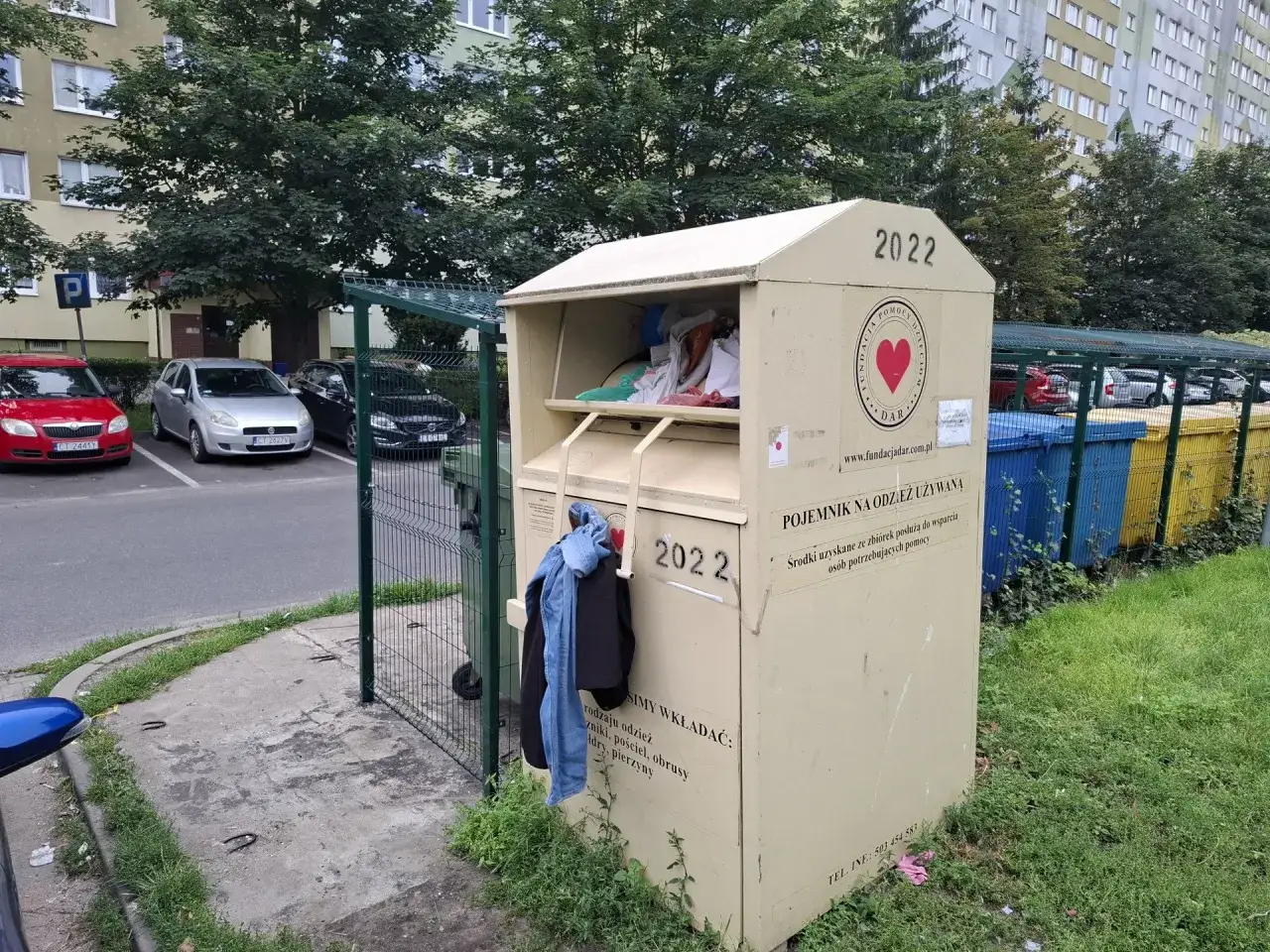 Pojemnik na odzież używaną w Warszawie Wola. Ubrania można wrzucać do środka.