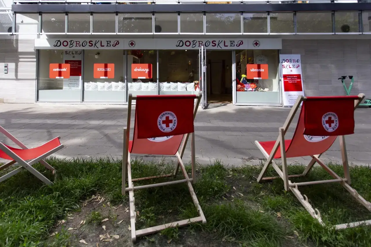 Dobrostan na Woli: gdzie oddać ubrania? Sklep DobroSklep przyjmuje odzież, książki i zabawki.