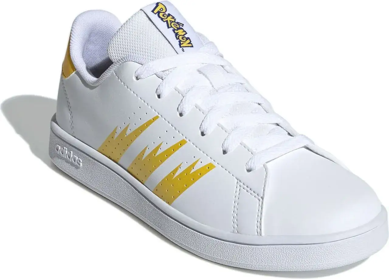 Białe buty sportowe adidas x Pokemon z żółtymi błyskawicami i logo Pokemon na języku.